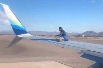 В Лас-Вегасе мужчина забрался на крыло самолета, который готовился к взлету: курьезное видео