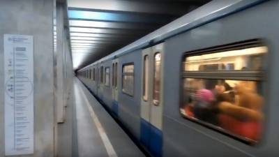 Пассажир, упавший с платформы в московском метро, скончался