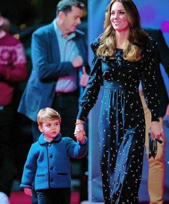 Как с рождественской открытки: Кейт Миддлтон с мужем и детьми в элегантном черном платье Alessandra Rich
