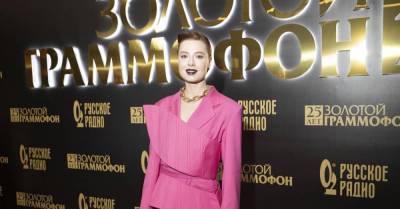 Юлия Савичева в необычном костюме и с фиолетовой помадой блеснула на «Золотом граммофоне»
