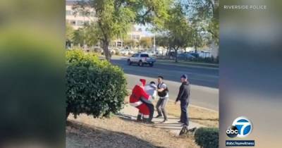 В США копы в костюмах Санта Клауса и эльфа посреди улицы задержали похитителей автомобиля (видео) (3 фото)