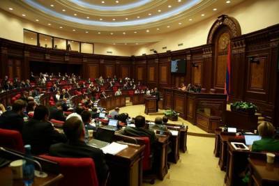 Армянский президент созывает парламент на фоне эскалации напряженности в Карабахе