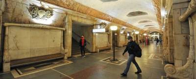 Пассажир в московском метро упал под поезд и погиб