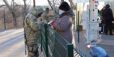 Работают только два из семи. Боевики блокируют работу пунктов пропуска на Донбассе