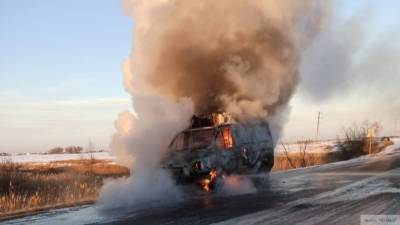 Машина скорой помощи сгорела на трассе в Омской области