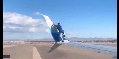 В аэропорту Лас-Вегаса мужчина забрался на крыло пассажирского самолета перед вылетом — видео