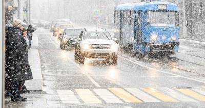 Москвичам порекомендовали быть осторожнее на дорогах из-за снегопада