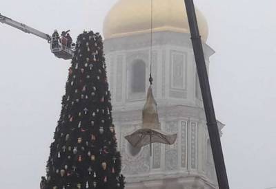 В Киеве с главной елки Украины сняли скандальную шляпу