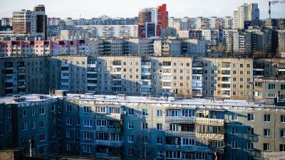 Труп пьяной девушки нашли под окнами многоэтажки в Новосибирске