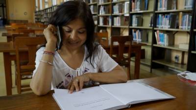 В Перу библиотекари развлекают людей на самоизоляции чтением книг.