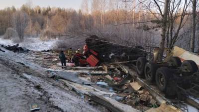 Перевернувшийся грузовик смял легковушку в Кировской области, погибли трое