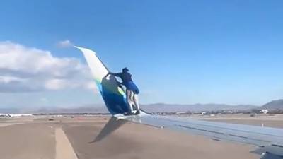 Залез на крыло самолета перед вылетом: в Лас-Вегасе сняли курьезный случай