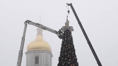 С главной елки Украины в Киеве сняли "колдовскую" шляпу: как это было – фото