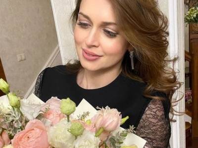 Каринэ Хабирова рассказала, кому передала подаренные ей букеты цветов