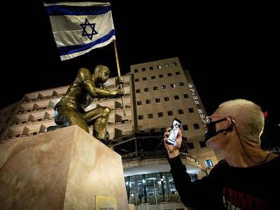 "Изгнанный" из Иерусалима памятник "Герою Израиля" установлен перед мэрией Тель-Авива