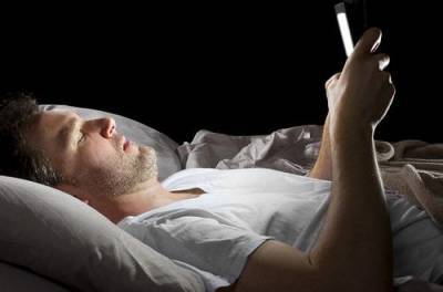 Эксперт рассказал, вредно ли спать в обнимку со смартфоном