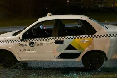 В Краснодаре пассажир разбил машину такси из-за того, что у него не было денег чтобы расплатиться