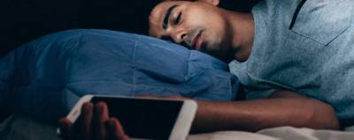 Эксперт рассказал, вредно ли держать смартфон у кровати во время сна