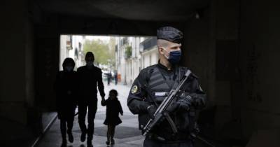 Вблизи Парижа мужчина с ножом напал на людей: есть раненые