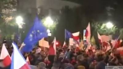 Женский марш против действующей власти проходит в Варшаве