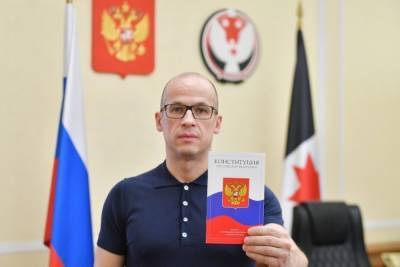 Новые паспорта торжественно вручил Глава юным жителям Удмуртии