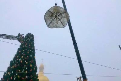 Милованов назвал непонятой инновацией колпак, снятый с новогодней елки в Киеве