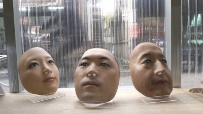 В Японии покупают лица людей, чтобы потом сделать из них маски.