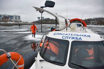 Спасатели вытащили из Москвы-реки квадроцикл едва не провалившегося под лед мужчины