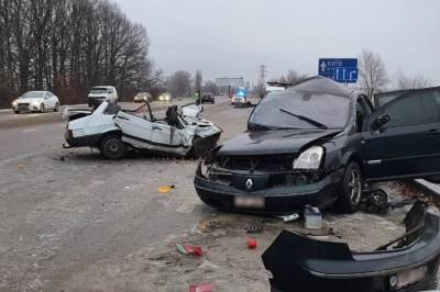 В Киевской области столкнулись Renault и ВАЗ: есть жертвы и пострадавшие