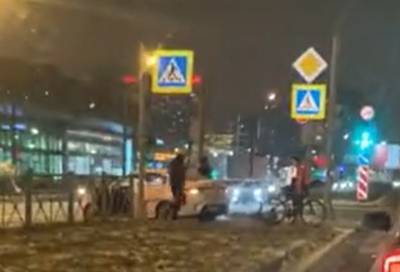 В Петербурге каршеринг снес светофор и вылетел на пешеходный переход