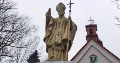 Памятникам Папе Иоанну Павлу II отбили палец и руку — задержали "мужчину в черной одежде, противогазе и с косой"