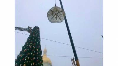 С елки на Софийской площади в Киеве убрали шляпу. ФОТО