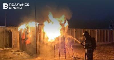 В Казани мужчину госпитализировали с ожогами после пожара в вагоне-бытовке