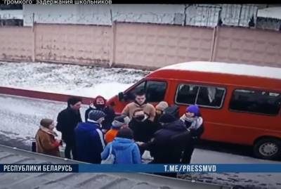 В Беларуси в отделение забрали школьный класс, возвращавшийся с репетиции вальса