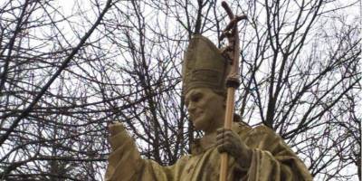 Во Львовской области повредили два памятника Папе Римскому Иоанну Павлу II. Отбили палец и руку