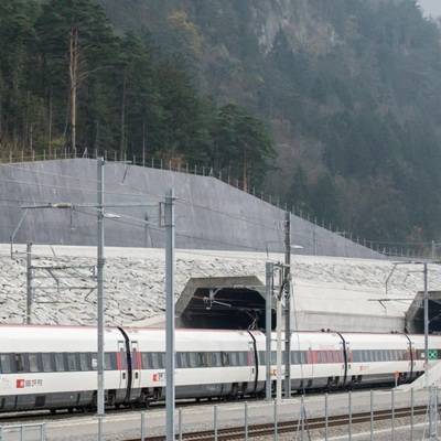 В Швейцарии началось движение пассажирских поездов через новый туннель в Альпах