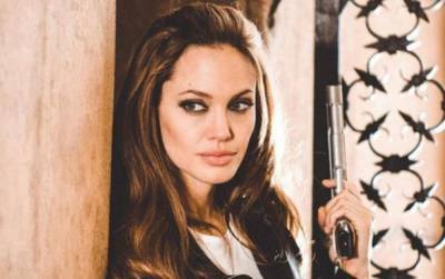 Анджелина Джоли в мини с сочным декольте показала необузданную страсть: мечта всех мужчин