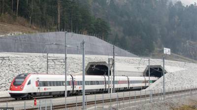 Госкомпания "Швейцарские федеральные железные дороги" начала движение пассажирских поездов через новый туннель в Альпах