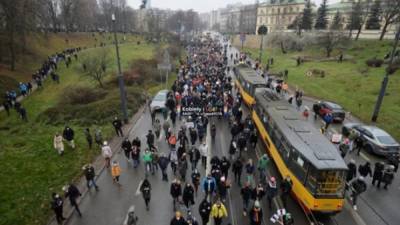 В Варшаве люди устроили антиправительственный марш: фото, видео
