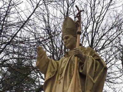 В Трускавце памятнику папе Ивану Павлу II оторвали руку: фото, видео