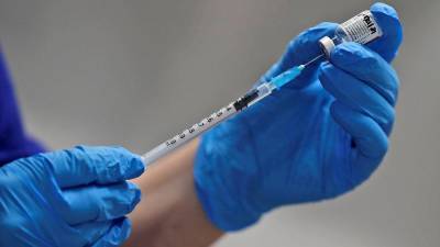 Регулятор одобрил применение вакцины компаний BioNTech и Pfizer в США