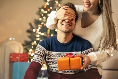 Что можно подарить любимому мужчине на Новый год 2021 необычное и недорогое: список оригинальных подарков
