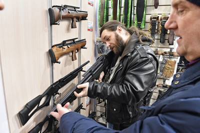 В России хотят продлить срок действия разрешений на хранение оружия