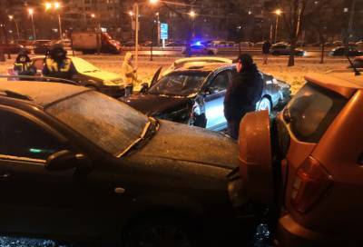 В Петербурге ночная погоня за лихачом закончилась аварией
