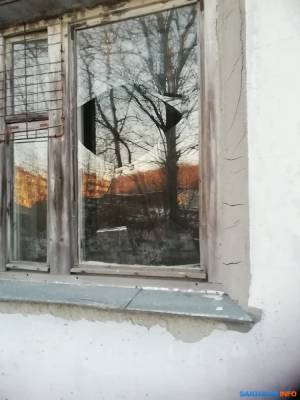 Макаровскому депутату-оппозиционеру побили окна на работе