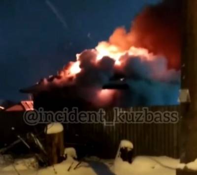 Тушили 30 человек: за вокзалом в Кемерове произошёл крупный пожар