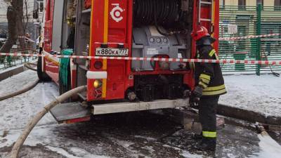 Человек погиб при пожаре в пятиэтажке на юго-западе Москвы