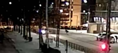 Мужчина в Петрозаводске бегал по дороге и кидался под колеса машин (ШОК-ВИДЕО)