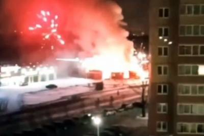 Киоск с фейерверками сгорел в Новосибирске. Видео