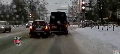 Иномарка пробила бампер микроавтобуса на перекрестке в Петрозаводске (ВИДЕО)